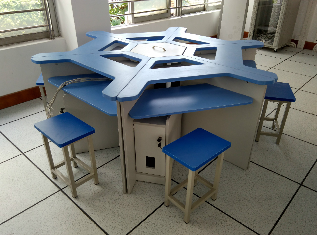 蓝白色搭配的电脑桌-尽显东裕制造的工艺美观-量身定制各种款式的讲台电脑桌